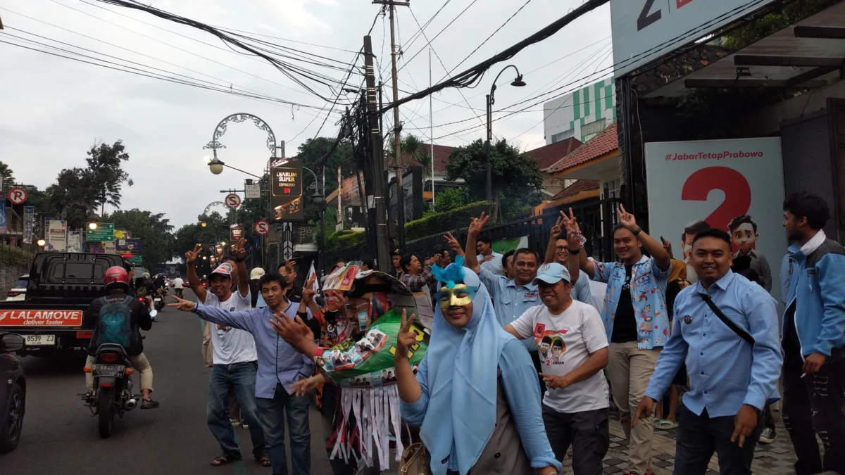 Sejumlah relawan Prabowo Gibran yang bergembira di depan Sekretariat TKD Jabar, Rabu (14/02).