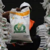 Pekerja merapikan beras Bantuan Pangan di Gudang Bulog, Gedebage, Kota Bandung.