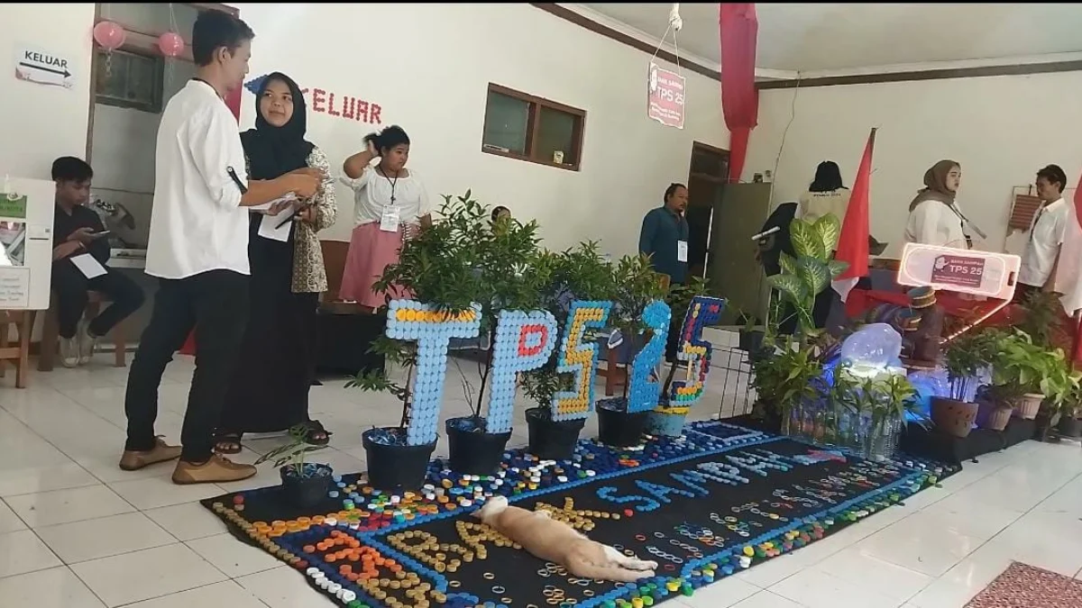 TPS 25 memadukan kreasi pernak-pernik hasil olahan sampah anorganik.