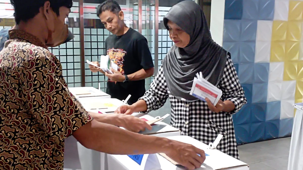 Ilustrasi: Proses pemungutan suara Pemilu 2024 di TPS.