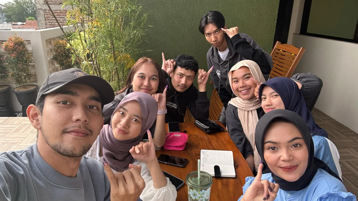 Para Pemilih Pemula yang Menunjukan Antusias dalam Pemilu 2024 dengan Mempostingnya di Media Sosial.