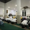 Puluhan Relawan Pejuang Prabowo Gibran Gelar Sujud Syukur Atas Hasil Quick Count Pilpres 2024 di Desa Cinunuk, Kecamatan Cileunyi, Kabupaten Bandung, Rabu (14/2/2024) Malam. Foto Agi Jabar Ekspres