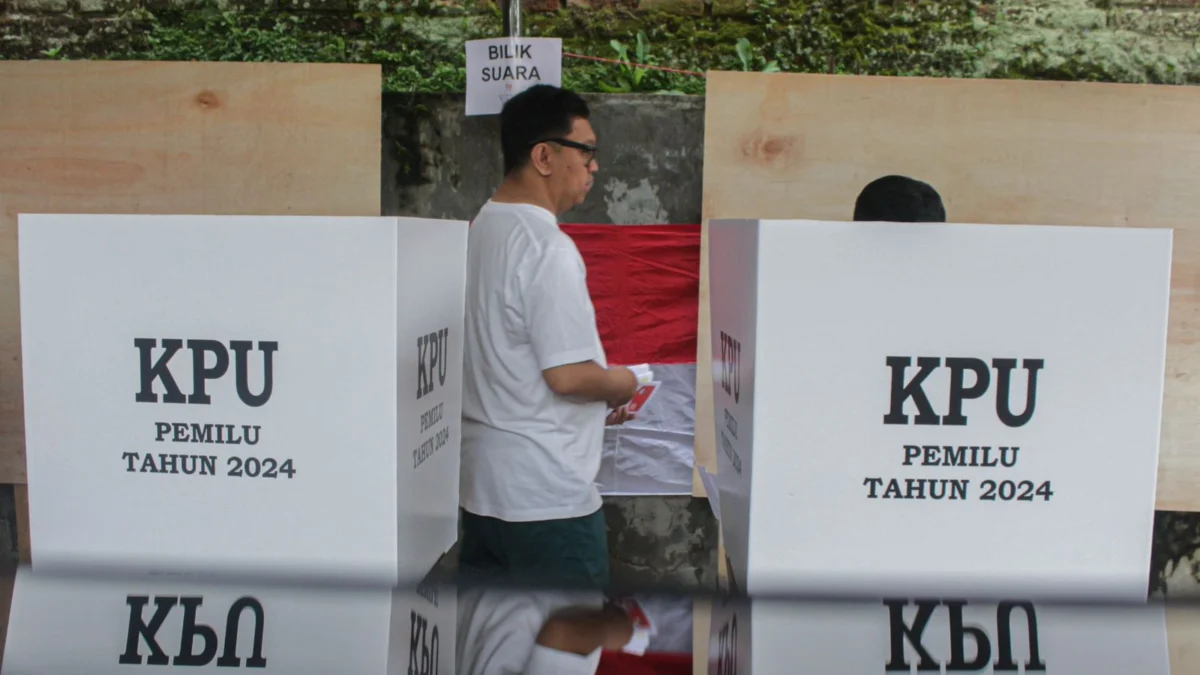 Masyarakat saat mencoblos di bilik suara TPS dalam Pemilu 2024. (Pandu Muslim/Jabar Ekspres)