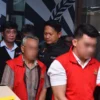 Para tersangka digiring tim Kejati Jabar usai ditetapkan sebagai tersangka dalam kasus korupsi pembiayaan kredit PT BPR Intan Jabar Kabupaten Garut yang merugikan uang negara sekitar Rp10 miliar, Kamis 15 Februari 2024.