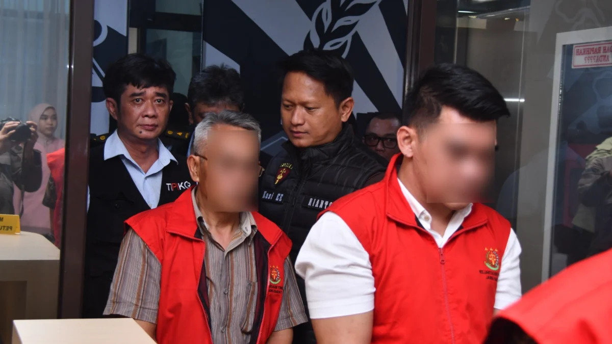 Para tersangka digiring tim Kejati Jabar usai ditetapkan sebagai tersangka dalam kasus korupsi pembiayaan kredit PT BPR Intan Jabar Kabupaten Garut yang merugikan uang negara sekitar Rp10 miliar, Kamis 15 Februari 2024.