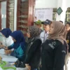 Ketua Bawaslu Kota Sukabumi, Yasti Yustia (Kemeja hitam paling kanan) saat melakukan monitoring di TPS.