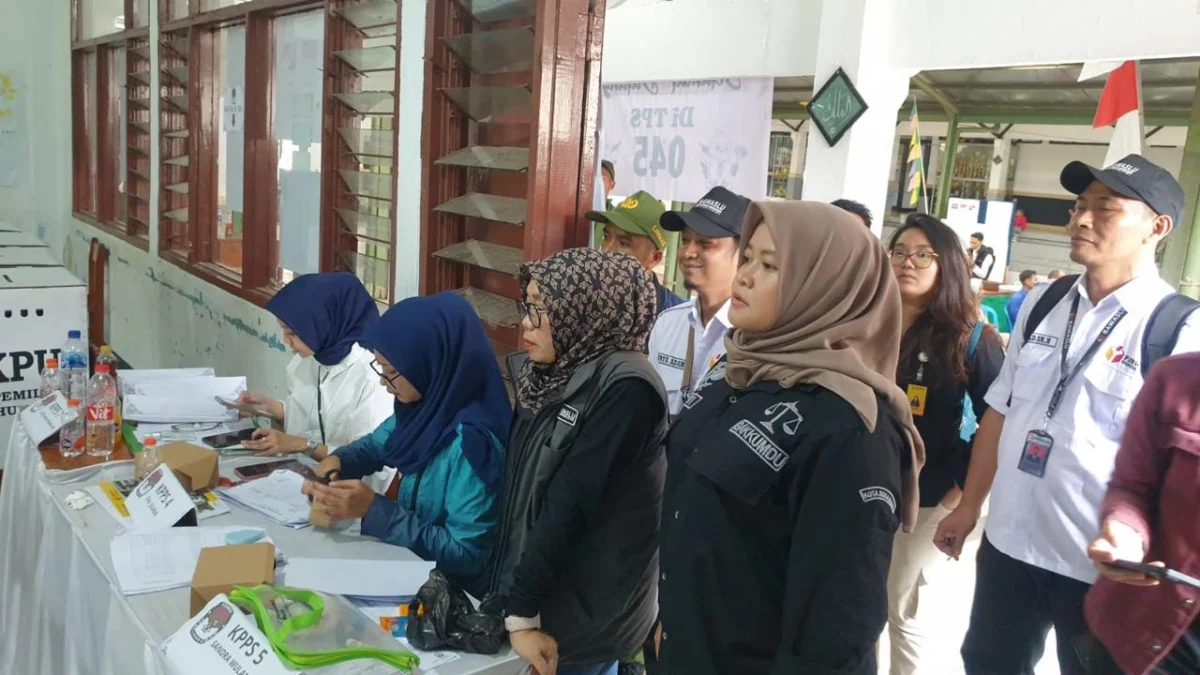 Ketua Bawaslu Kota Sukabumi, Yasti Yustia (Kemeja hitam paling kanan) saat melakukan monitoring di TPS.