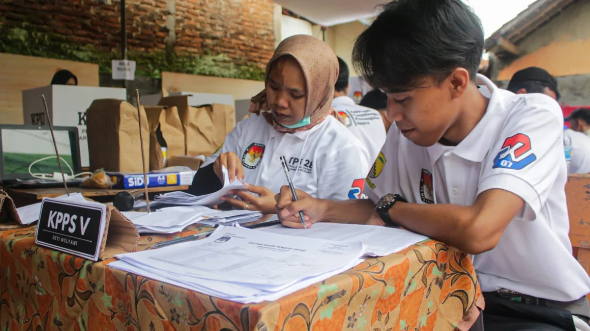 Ilustrasi: Petugas KPPS mendata masyarakat Kota Bandung dalam Daftar Pemilih Tetap (DPT) sebelum menycoblos.