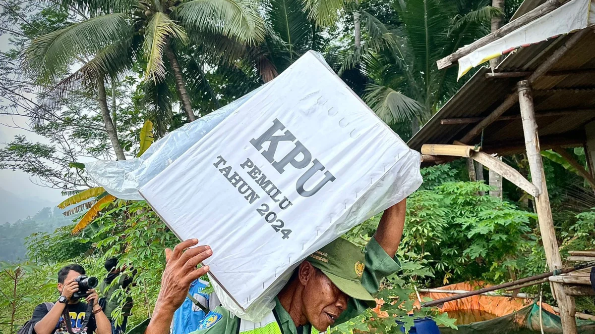 Angka Petugas Pemilu yang Tumbang di Bandung Barat Bertambah, Jadi 51 Orang! Petugas penyelenggara pemilu 2024 membawa logistik usai pencoblosan dari daerah terpencil di Kabupaten Bandung Barat (KBB), Jumat (16/2). foto Jabarekspres/wit
