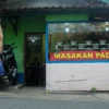 Warung nasi, salah satu sektor yang terdampak imbas naiknya harga beras.