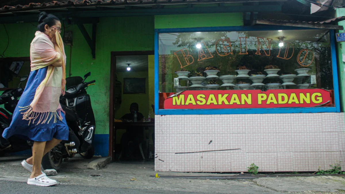Cerita Pedagang Nasi di Tengah Meroketnya Harga Beras Warung nasi, salah satu sektor yang terdampak imbas naiknya harga beras.
