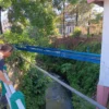 Tim Rescue Basarnas Bandung saat melakukan pencarian seorang pemuda bernama Rizky (19) yang terjatuh dan terseret arus Sungai Ciloa di Ciwidey, Kabupaten Bandung.