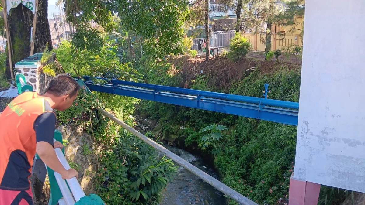 Seorang Pemuda Regang Nyawa Usai Jatuh dan Terseret Arus Sungai Ciloa Ciwidey Tim Rescue Basarnas Bandung saat melakukan pencarian seorang pemuda bernama Rizky (19) yang terjatuh dan terseret arus Sungai Ciloa di Ciwidey, Kabupaten Bandung.