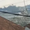 liung merusak atap pabrik tahu di kawasan Parongpong, Kabupaten Bandung Barat. Minggu (18/2). Foto tangkapan layar video