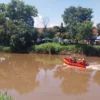 Tim SAR gabungan saat melakukan pencarian korban yang diduga terbawa arus Sungai Citarum di Kecamatan Solokanjeruk, Kabupaten Bandung, Minggu (18/2).