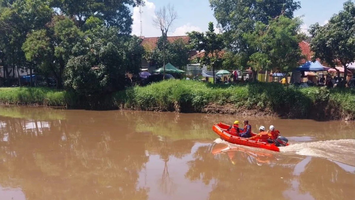 Ingin Bersihkan Pinggiran Sungai Citarum, Seorang Petani Diduga Hanyut dan Tenggelam Tim SAR gabungan saat melakukan pencarian korban yang diduga terbawa arus Sungai Citarum di Kecamatan Solokanjeruk, Kabupaten Bandung, Minggu (18/2).