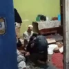 Mumuh Muchroni (58), salah seorang anggota Kelompok Penyelenggara Pemungutan Surara (KPPS) di Desa Gadobangkong, Kecamatan Ngamprah, Kabupaten Bandung Barat (KBB) meninggal dunia. Minggu (18/2). Foto Jabarekspres