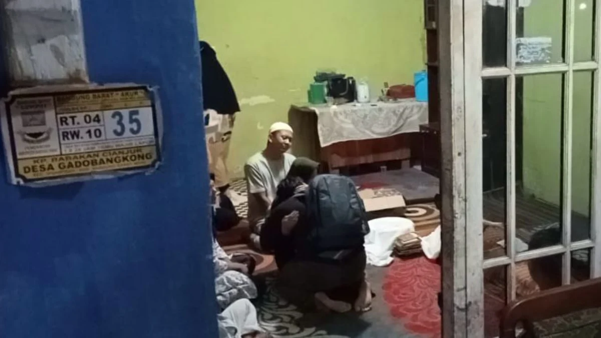 Diduga Akibat Kelelahan, Satu Anggota KPPS di Bandung Barat Meninggal Dunia Mumuh Muchroni (58), salah seorang anggota Kelompok Penyelenggara Pemungutan Surara (KPPS) di Desa Gadobangkong, Kecamatan Ngamprah, Kabupaten Bandung Barat (KBB) meninggal dunia. Minggu (18/2). Foto Jabarekspres
