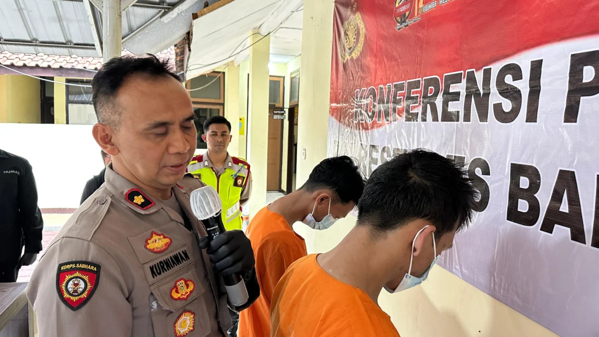 Satu Pekan Keluar dari Rutan, 2 Pelaku Jambret di Cilengkrang Bandung Kembali Dibekuk Polisi! Kapolsek Panyileukan, Kompol Kurniawan (tengah) sedang memperlihatkan barang bukti pelaku jambret yang viral saat lancarkan aksi mereka. (Istimewa)