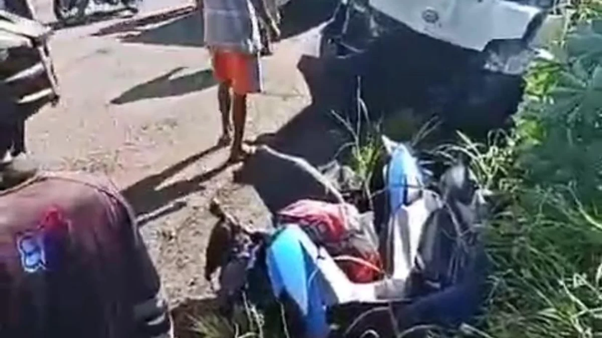 Kondisi kendaraan yang ringsek akibat laka lantas di Jalan Sukabumi - Bogor (18/2).