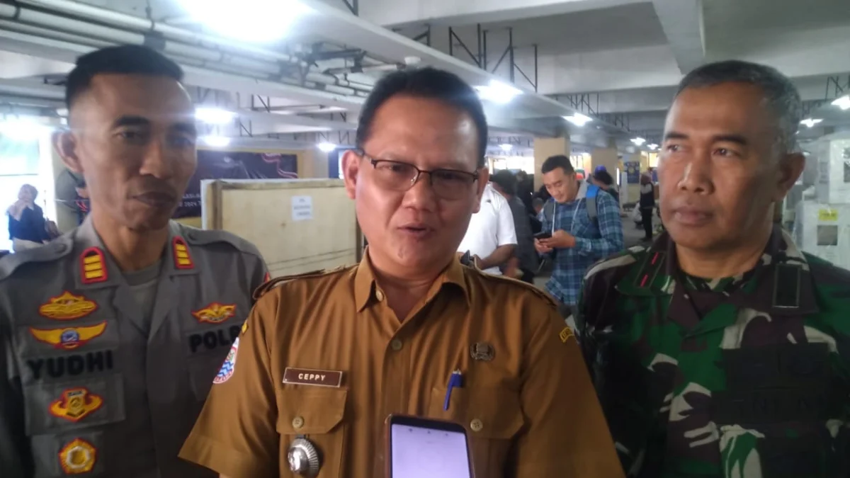 Bermasalah, 4 TPS di Cimahi Harus Lakukan Pemungutan Suara Ulang Doc. Plt. Camat Cimahi Selatan, Cepi Rustiawan saat Menghadiri Rekapitulasi Suara Pemilu Tingkat Kecamatan Cimahi Selatan (mong)