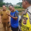 Kepala Desa Ciangsana, Udin Saputra saat mendatangi Danau Trisakti, lokasi tenggelamnya Adrian (8).