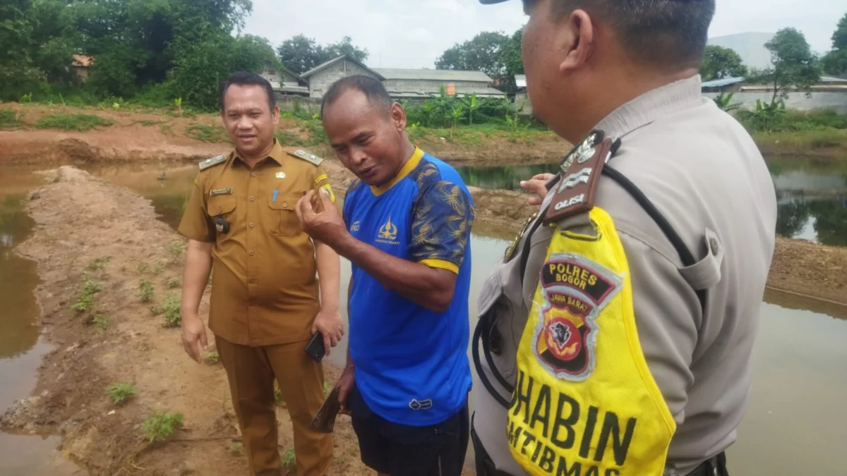 Kepala Desa Ciangsana, Udin Saputra saat mendatangi Danau Trisakti, lokasi tenggelamnya Adrian (8).