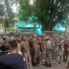 Warga saat rela berdesakan utuk mendapatkan beras murah di area Alun-alun Palabuhanratu, Kabupaten Sukabumi.