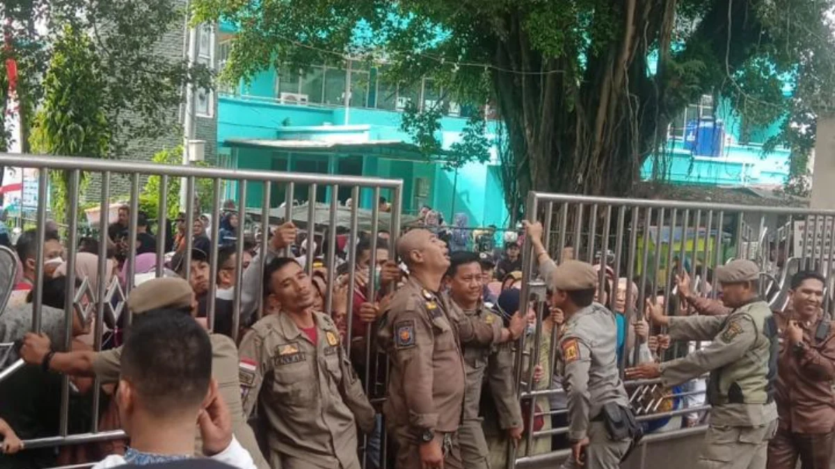 Warga saat rela berdesakan utuk mendapatkan beras murah di area Alun-alun Palabuhanratu, Kabupaten Sukabumi.