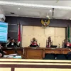 Berujung Ricuh, Sidang Perdana Kasus Kades Majasetra Ajak Pilih Caleg Ditunda Sidang Perdana Kasus Kades Majasetra Ajak Pilih Caleg Ditunda dan Berakhir Perkelahian. Foto Dok Humas PN Bale Bandung