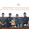 Wali Kota Bogor Bima Arya saat menyerahkan Tiga Draft Raperda baru kepada Ketua DPRD Kota Bogor, Atang Trisnanto.