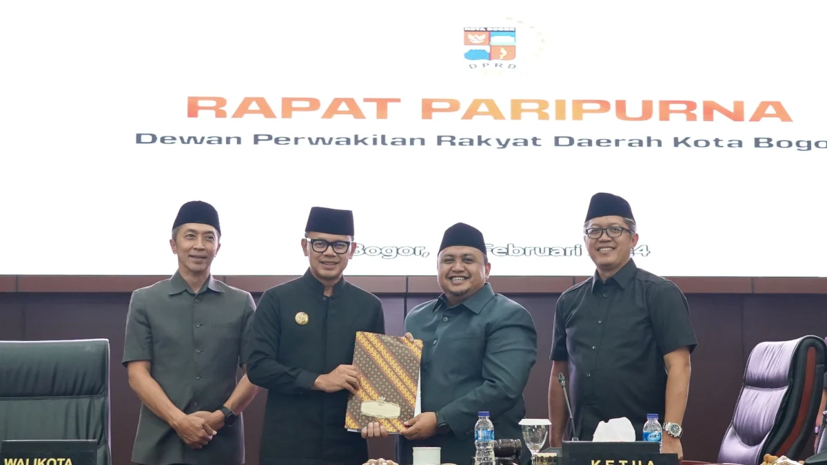 Wali Kota Bogor Bima Arya saat menyerahkan Tiga Draft Raperda baru kepada Ketua DPRD Kota Bogor, Atang Trisnanto.