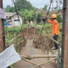 Jembatan penghubung Kampung Cicewol dengan Kampung Legos, Kecamatan Cicurug, Kabupaten Sukabumi ambruk, Minggu (18/2).