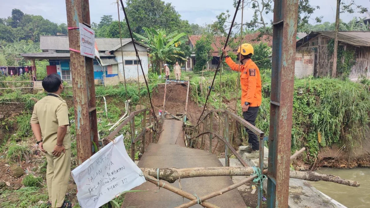 Jembatan Penghubung Antar Kampung di Sukabumi Ambruk, Kehidupan Setempat Lumpuh Jembatan penghubung Kampung Cicewol dengan Kampung Legos, Kecamatan Cicurug, Kabupaten Sukabumi ambruk, Minggu (18/2).