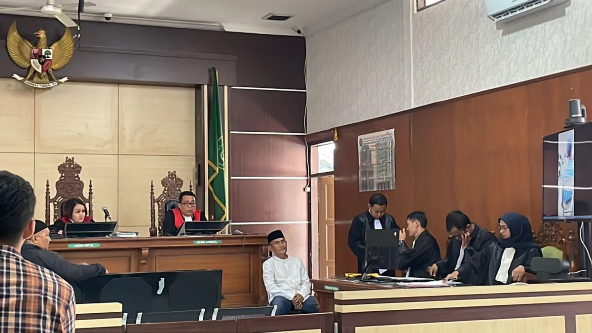 Ditunda Berujung Ricuh! Hari Ini Sidang Kades Majasetra Dilanjutkan dengan Pembacaan Dakwaan Sempat Ditunda dan Ricuh, Sidang Kades Majasetra Dilanjutkan dengan Pembacaan Dakwaan. Foto Agi Jabar Ekspres