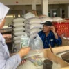 Potret emak-emak membeli beras saat naiknya harga beras di Kota Sukabumi.