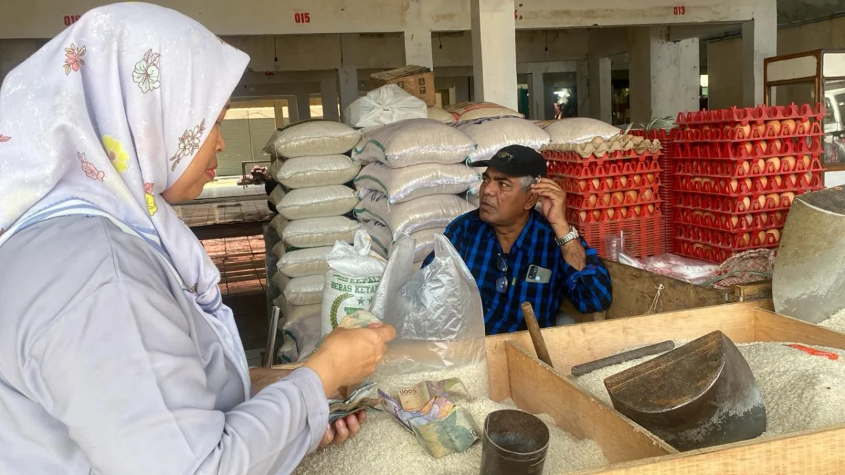 Jerit Pedagang Beras di Kota Sukabumi Imbas Kenaikan Harga, Minta Pemerintah Kendalikan! Potret emak-emak membeli beras saat naiknya harga beras di Kota Sukabumi.