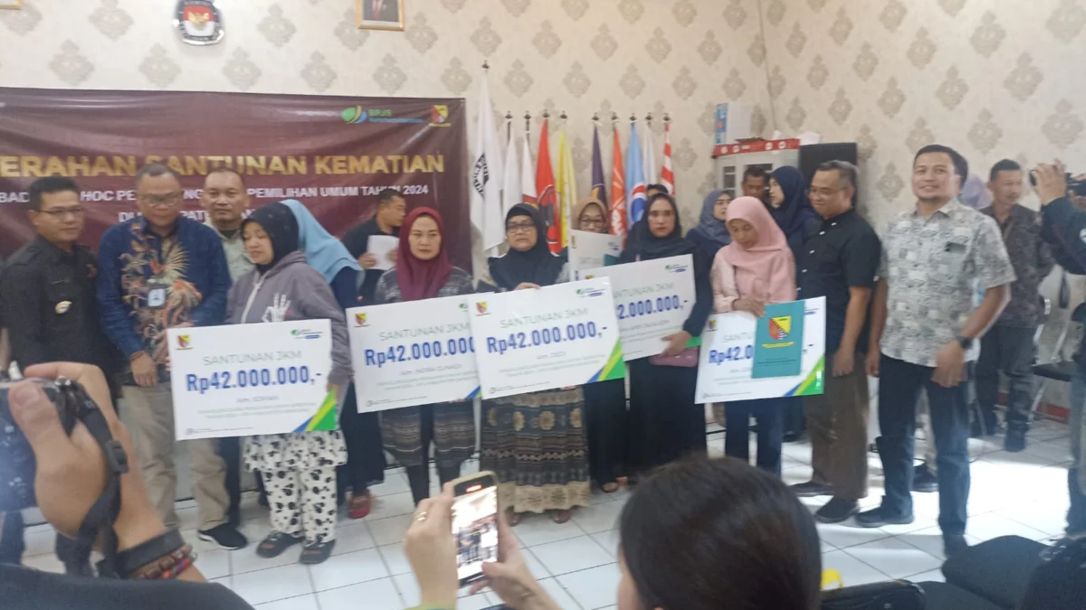 Ilustrasi: Sejumlah anggota keluarga petugas penyelenggara Pemilu 2024 yang meninggal dunia, sedang menerima santunan sebesar Rp42 juta.