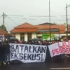 Aksi unjuk rasa ratusan warga Dago Elos di Pengadilan Negeri (PN) Bandung, Rabu (21/2). (Nizar/Jabar Ekspres)