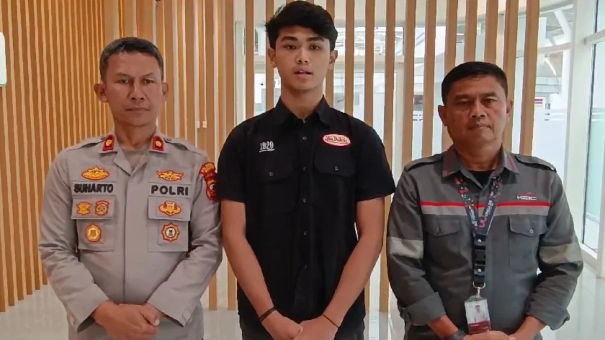 Viral Mahasiswa Ngaku Dirampok di Stasiun KCIC, Polisi: Akal-akalan Korban! Mahasiswa Bernama Raka (Tengah) saat memberikan permintaaan maaf atas laporannya yang mengaku telah di rampok di Stasuin KCIC. Foto Tangkapan Layar Video