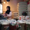 Pedagang beras di Pasar Atas Kota Cimahi mengaku was-was akibat kenaikan harga beras.