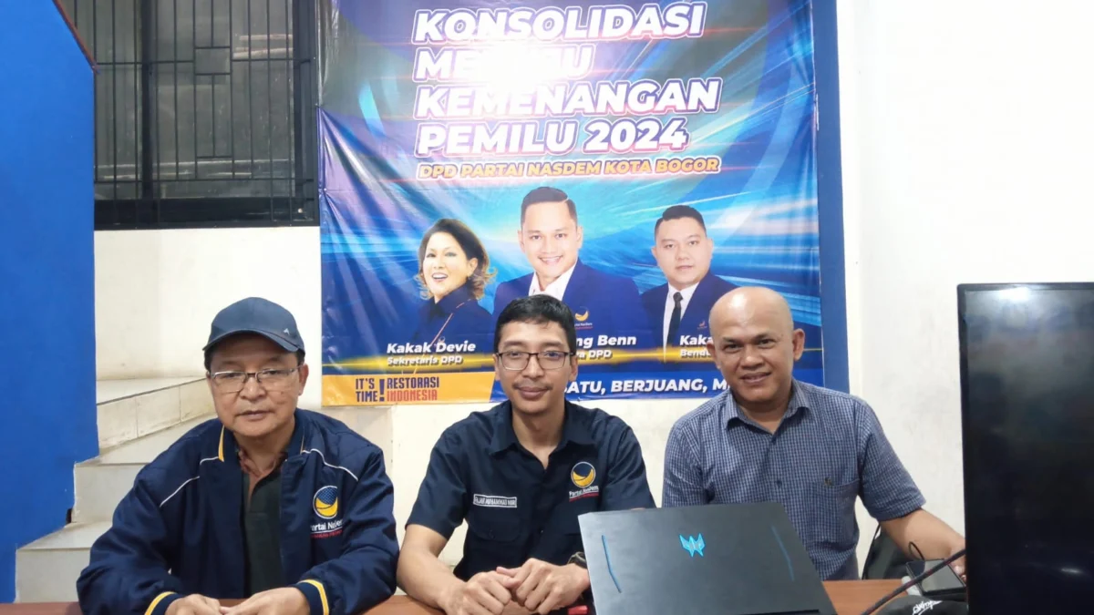 Caleg DPRD Kota Bogor dari Partai Nasdem, Fajar Muhammad Nur (Tengah) bersama timnya saat ditemui di Sekretariat DPD Nasdem Kota Bogor, Rabu (21/2).