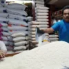 Pedagang beras di Pasar Atas Kota Cimahi menyatakan kekhawatiran atas harga beras yang berdampak pada penurunan jumlah pembeli dan ketersediaan stok barang yang terbatas.