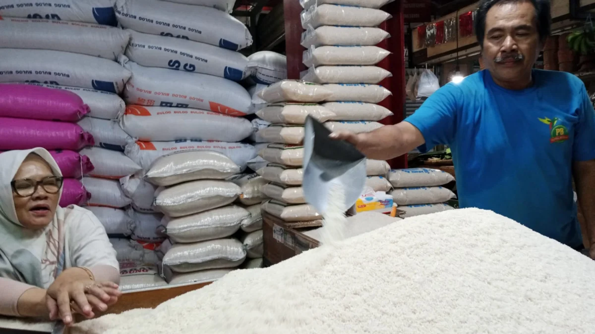 Pedagang beras di Pasar Atas Kota Cimahi menyatakan kekhawatiran atas harga beras yang berdampak pada penurunan jumlah pembeli dan ketersediaan stok barang yang terbatas.