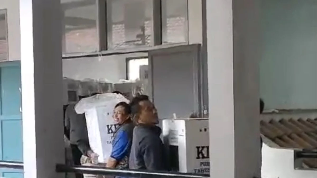 Petugas Panwascam Cicalengka saat memindahkan logistik Pemilu ke ruangan sementara akibat angin puting beliung yang terjadi pada Rabu (21/2/2024).