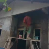Rumah Sukiman berdiri kokoh, saat ini proses pembangunan baru mencapai 75 persen, Rabu (21/2).