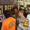 EM (baju tahanan), oknum Kepsek SD di Kabupaten Sukabumi yang harus merasakan bui karena melecehkan murid sendirinya.