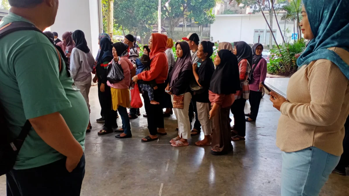 Doc. Antusiasme yang tinggi terhadap GPM yang diselenggarakan di selasar Pemerintah Kota Cimahi pada Kamis, 22 Februari 2024. Antrean yang membludak sejak pagi hingga persediaan bantuan beras sebanyak 2 ton habis. (Mong)