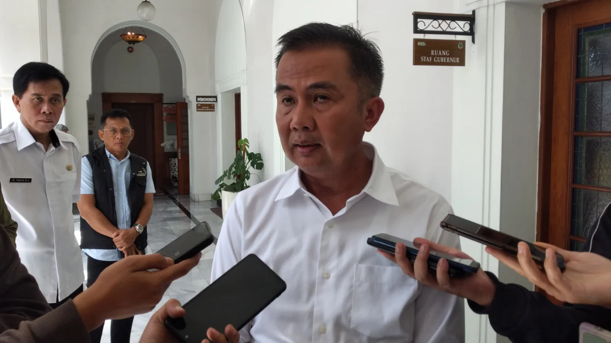 Penjabat Gubernur Jabar Bey Triadi Machmudin saat memberikan warning terkait penyaluran hibah di Gedung Sate, Kamis (22/02)