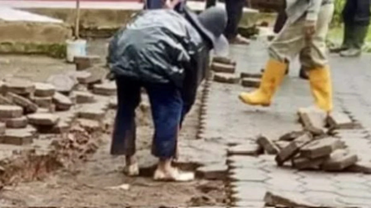 Sejumlah warga Kampung Cihombong, Desa Cibedug, Kecamatan Rongga, KBB secara swadaya mengevakuasi material tanah yang terangkat. Kamis (22/2). Foto Pemdes Cibedug